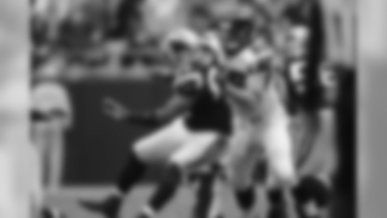 TE Bear Pascoe making a block.