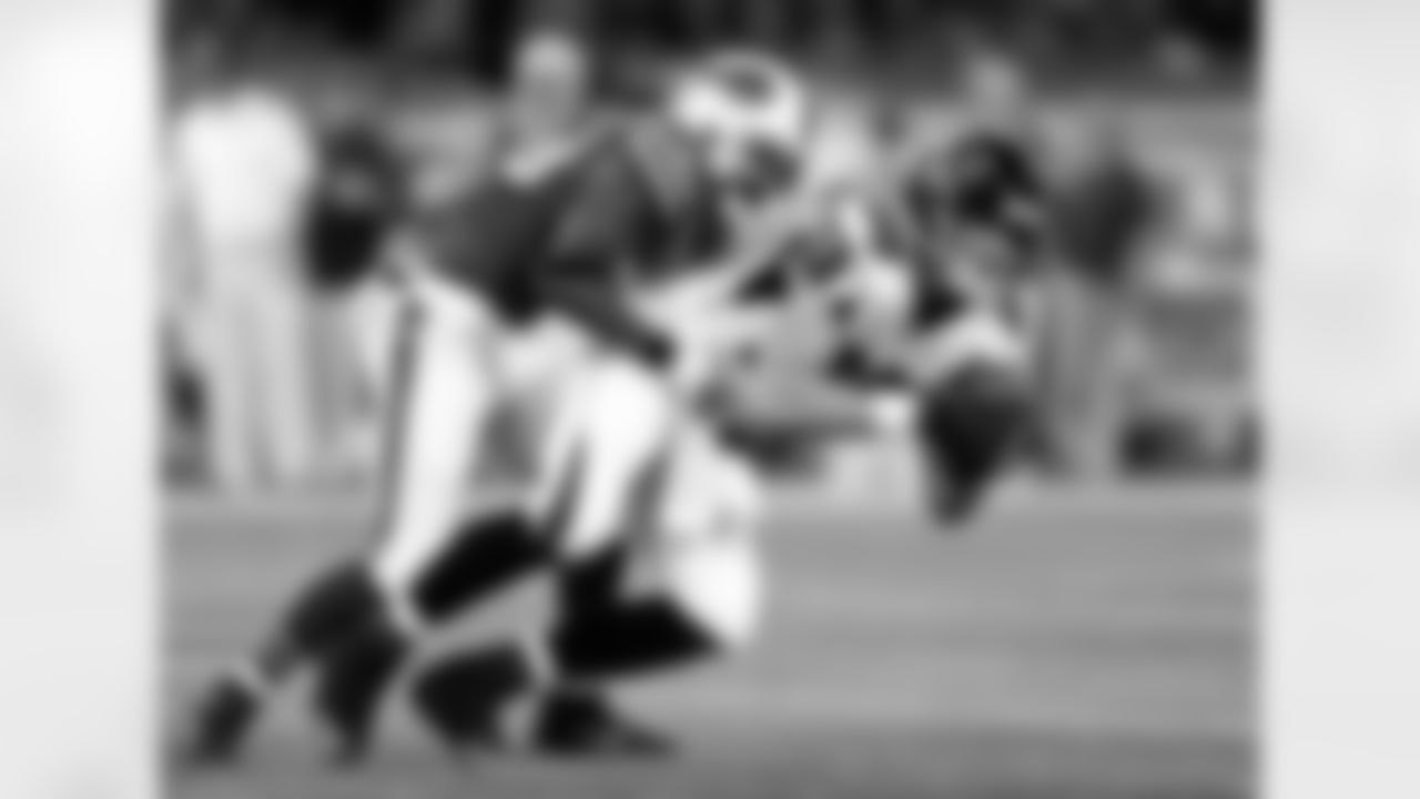 TE Tony Gonzalez makes a catch