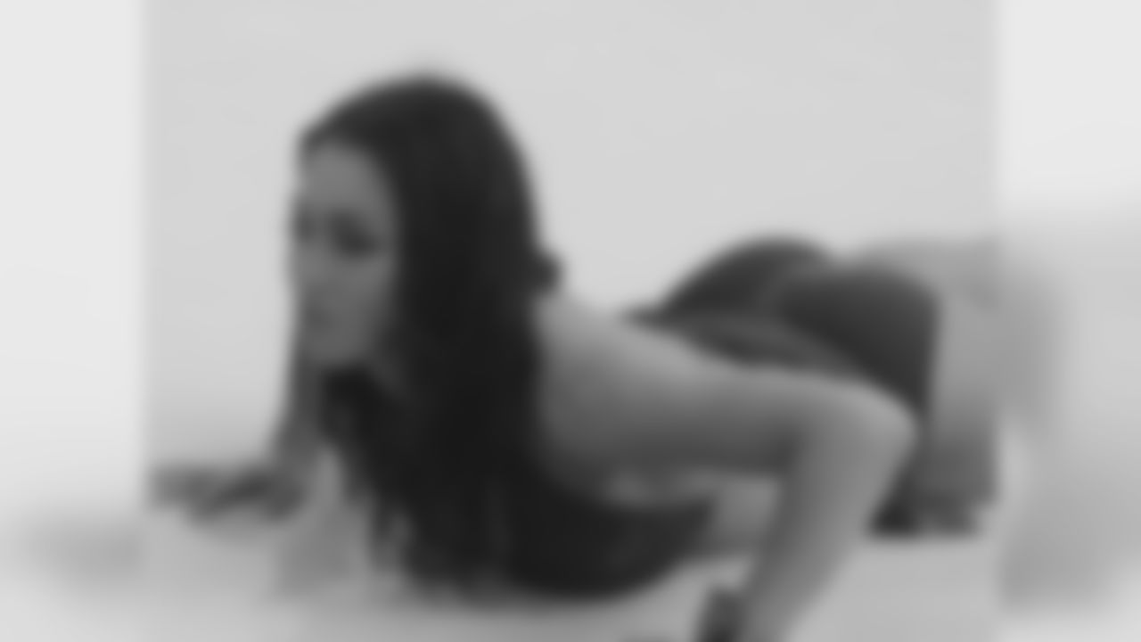 Jordan O. // 2011 Atlanta Falcons Cheerleaders Swimsuit Calendar Photo Shoot // 2011 // Bermuda -