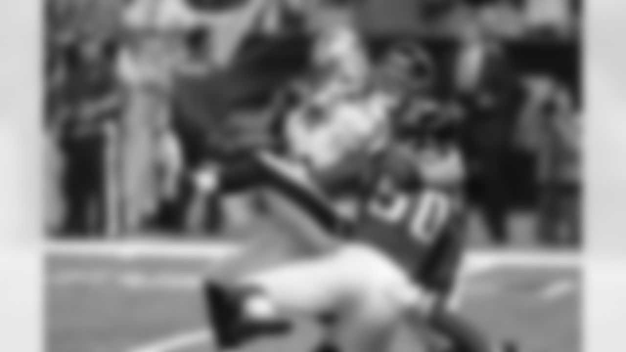 DE Osi Umenyiora and TE Kroy Biermann work together to take down Saints QB Drew Brees