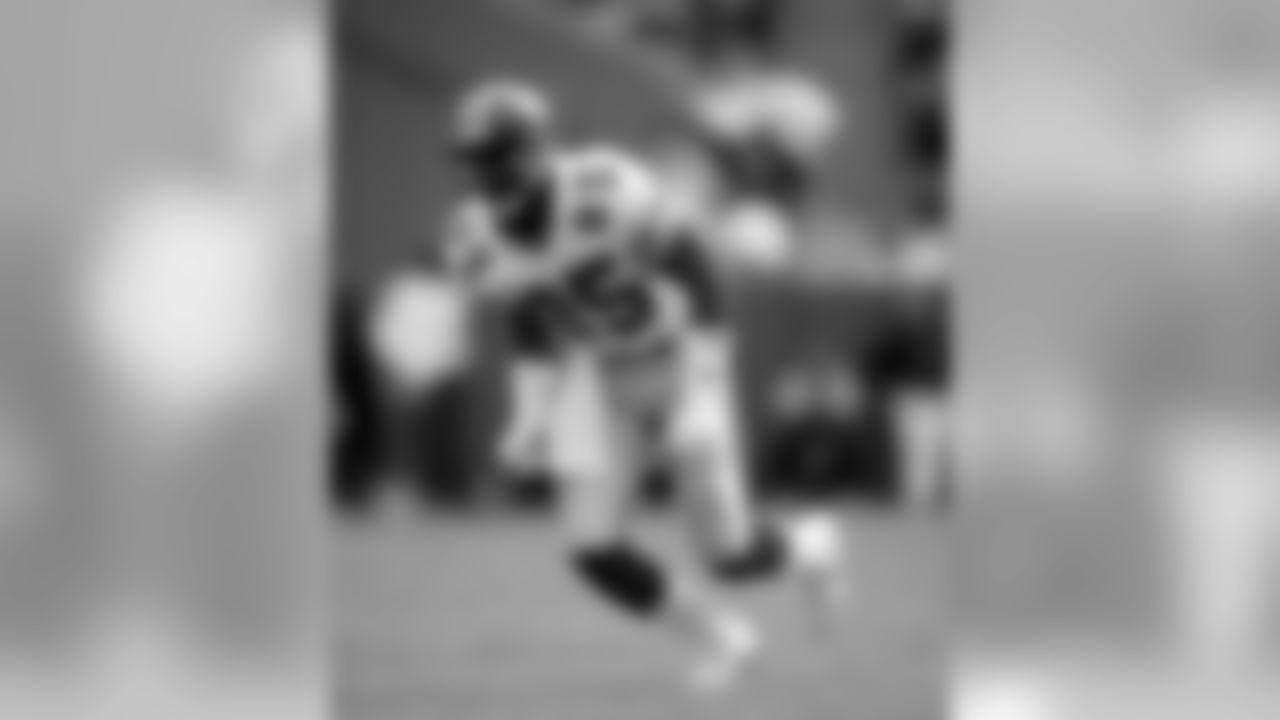 1989: Rookie WR Shawn Collins leads all NFL rookies and sets a club rookie mark with 58 catches.