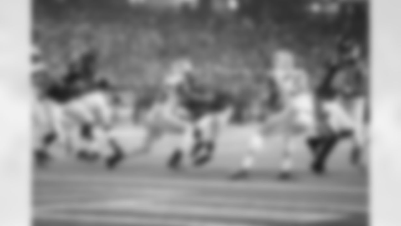WR Julio Jones pushes toward the end zone