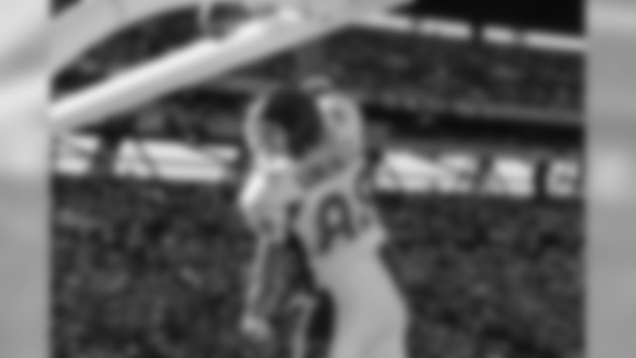 Tony Gonzalez dunks the ball after scoring a touchdown at the 2004 NFL Pro Bowl on February 8, 2004.
