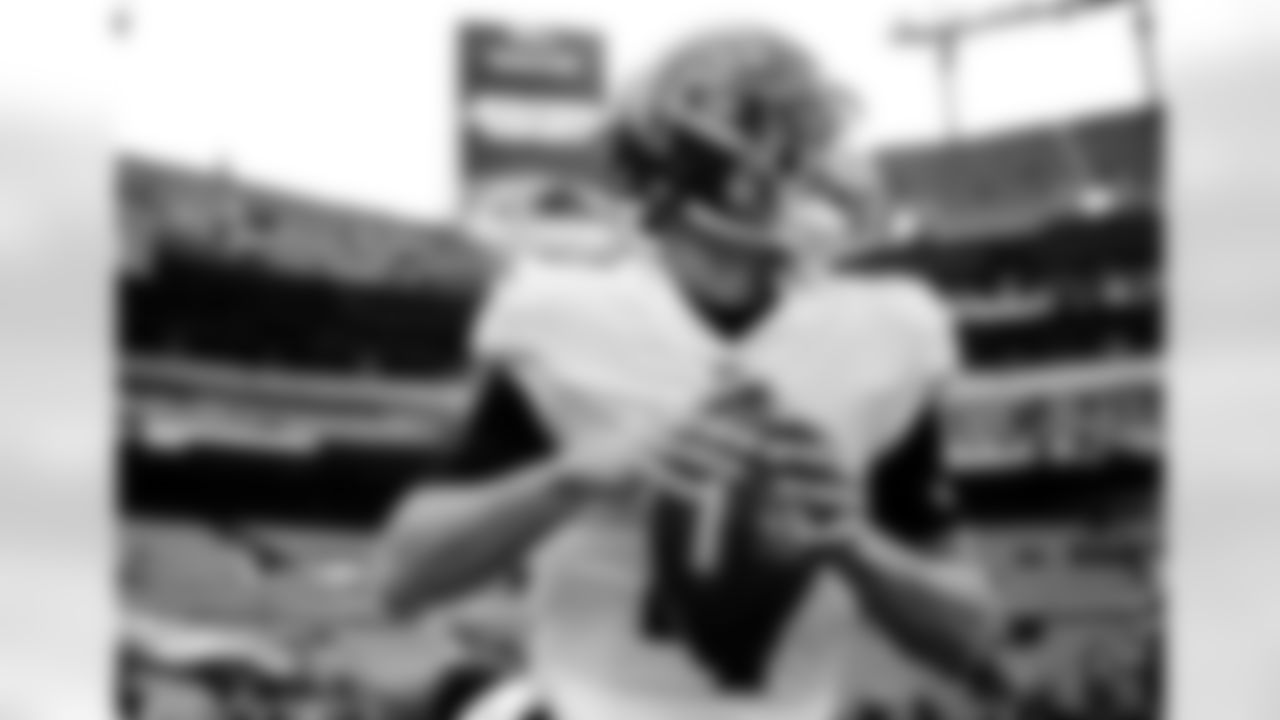 Atlanta Falcons quarterback Desmond Ridder #4 warms up prior to the game against the Baltimore Ravens at M&T Bank Stadium in Baltimore, Maryland on Saturday, December 24, 2022. (Photo by David Dermer/Atlanta Falcons)