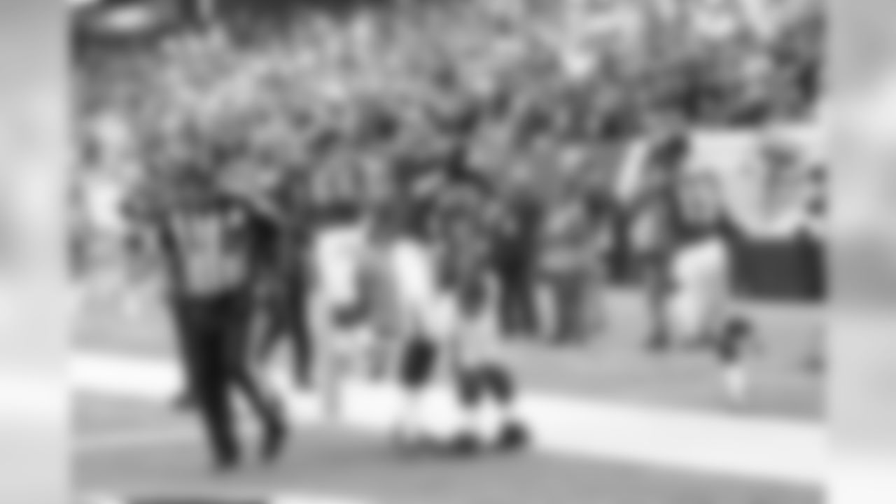 QB Matt Ryan celebrates a touchdown with RB Jacquizz Rodgers
