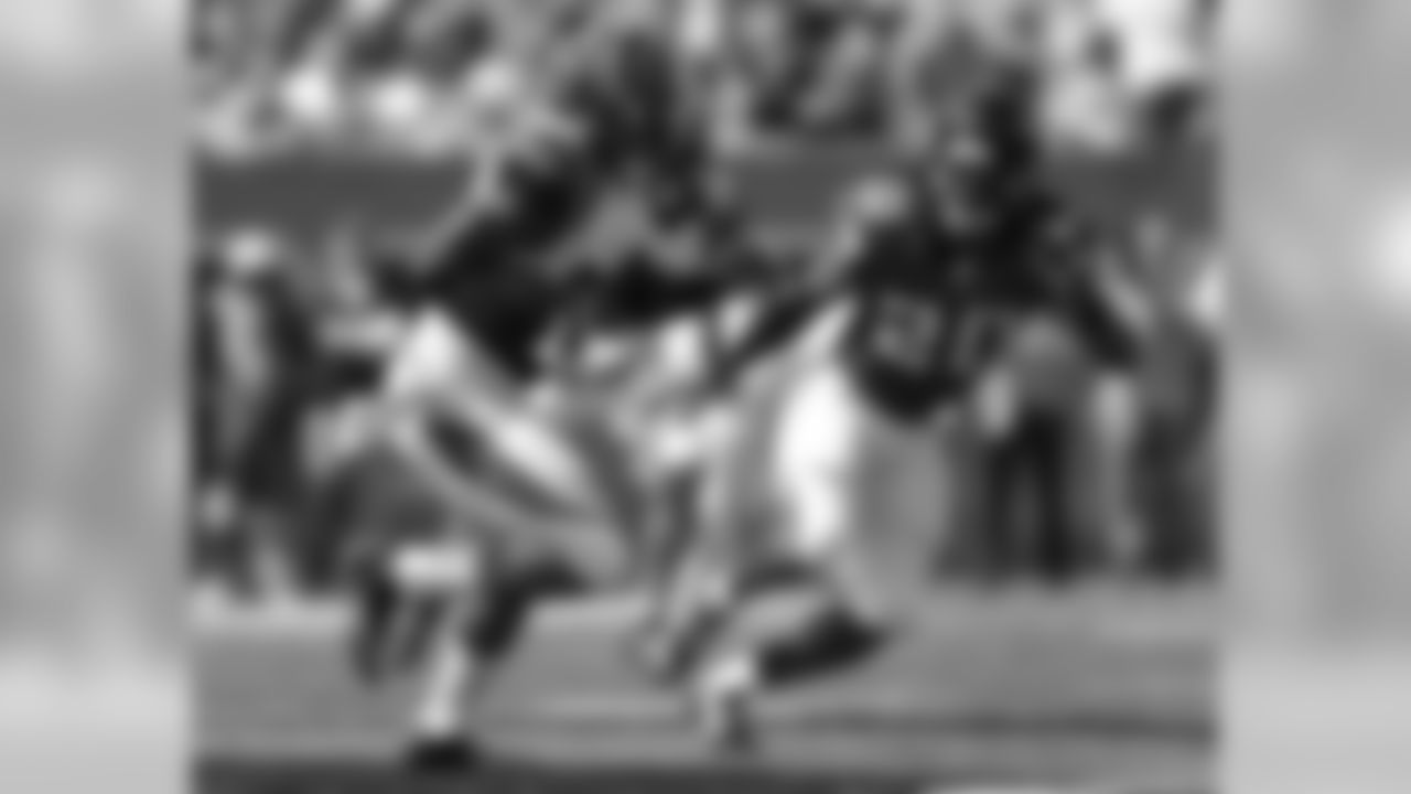 S Dwight Lowery defends against Bengals RB Jeremy Hill