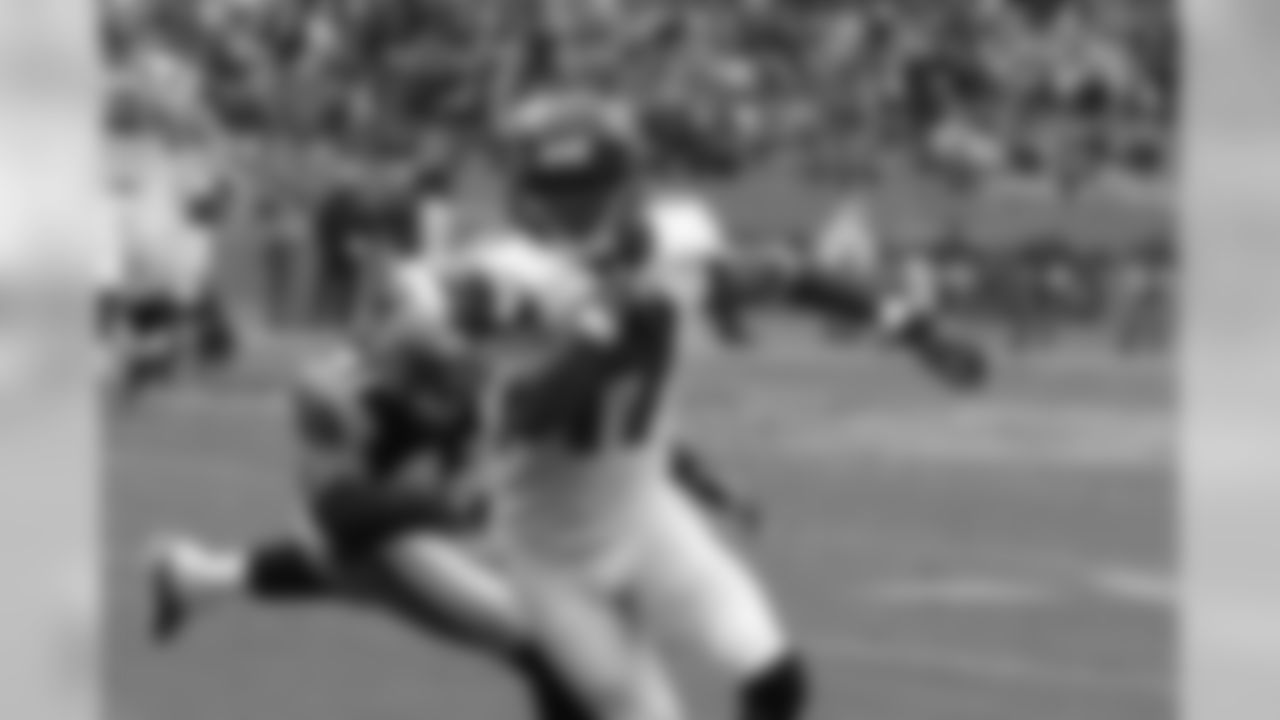 WR Devin Hester runs after a reception.