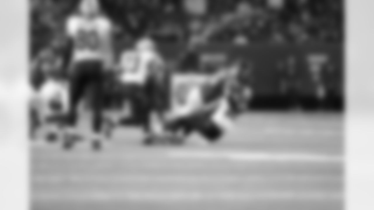 LB Paul Worrilow drops Saints WR Lance Moore
