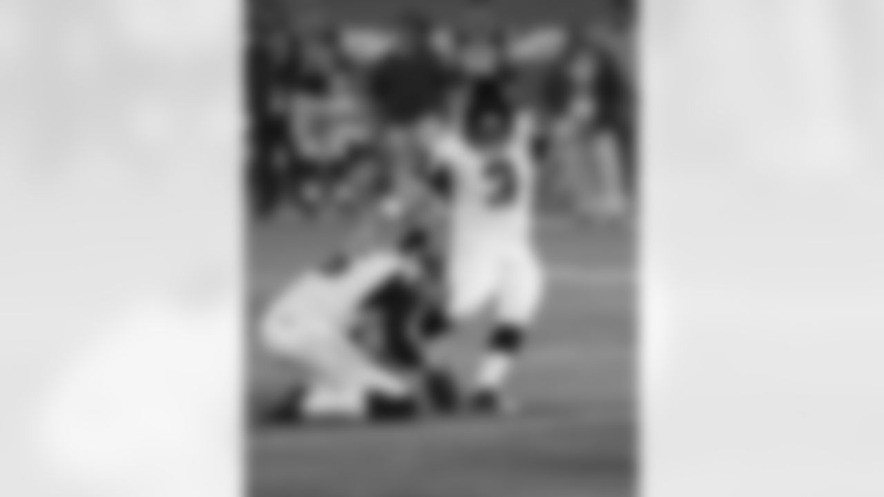 K Matt Bryant kicks a field goal to win the game for the Falcons