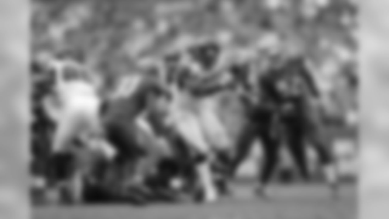 RB Steven Jackson runs the ball.