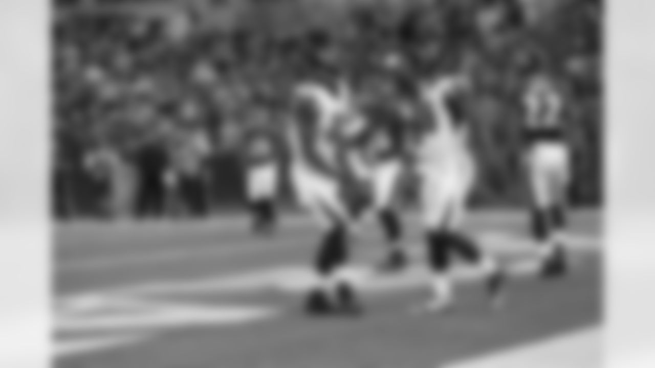 WR Julio Jones with the first touchdown of the game for the Falcons