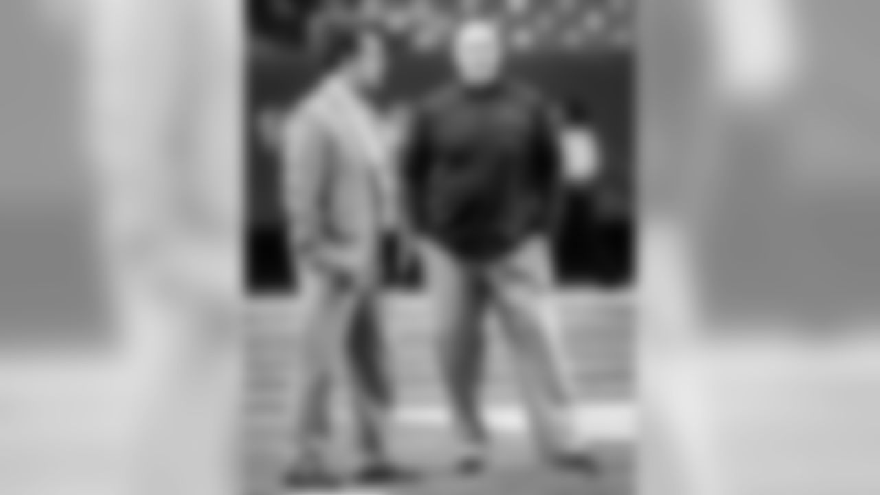 Falcons head coach Dan Quinn (right) chats with Redskins head coach Jay Gruden shortly after Washington arrives at the Georgia Dome