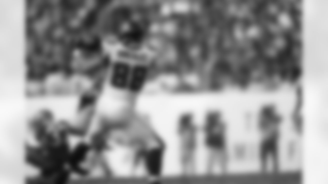 TE Tony Gonzalez makes a catch
