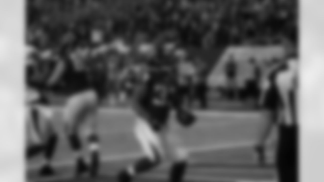 RB Michael Turner breaks through for a touchdown