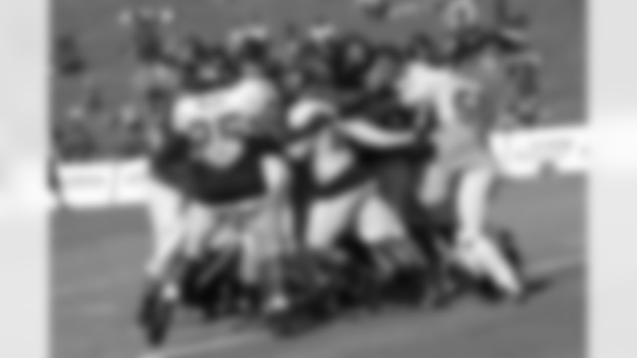 RB Steven Jackson goes up and into the endzone