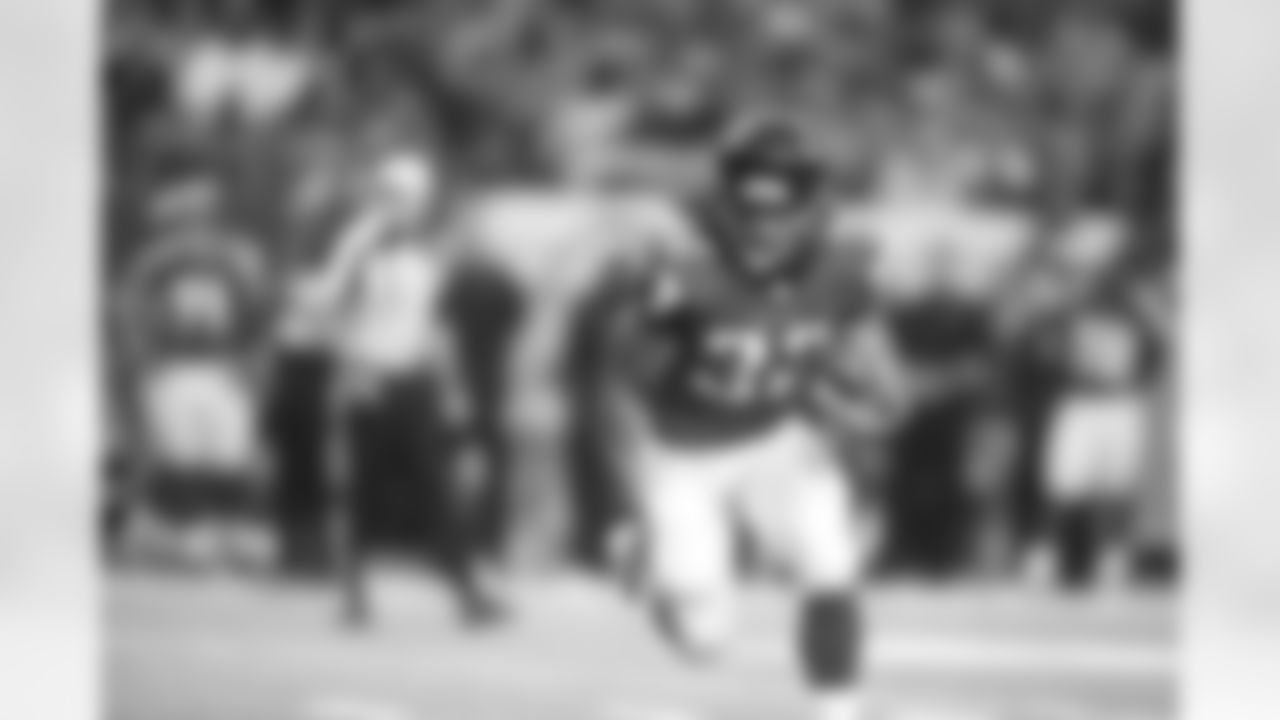 RB Jacquizz Rodgers runs for a first down