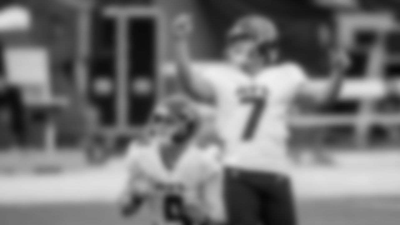 Atlanta Falcons kicker Younghoe Koo #7 warms up before the game against the Tampa Bay Buccaneers on January 3, 2021.