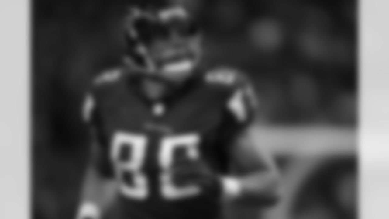 TE Tony Gonzalez lines up at the line of scrimmage