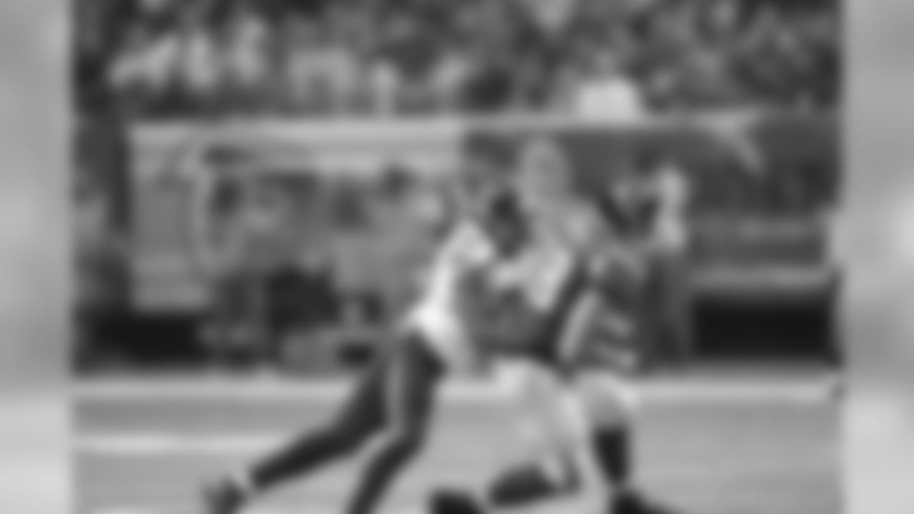 SS Kam Chancellor gets his hands on TE Tony Gonzalez