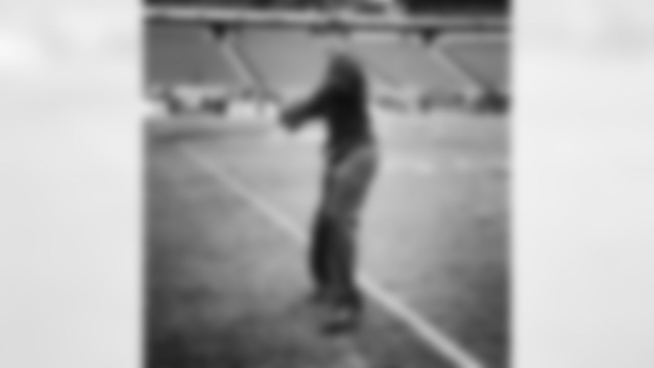 QB Matt Ryan warms up pre-game