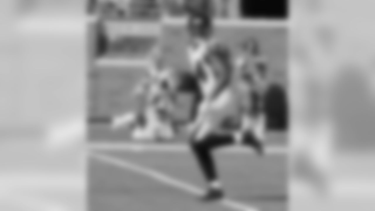 WR Roddy White runs into the end zone for a touchdown