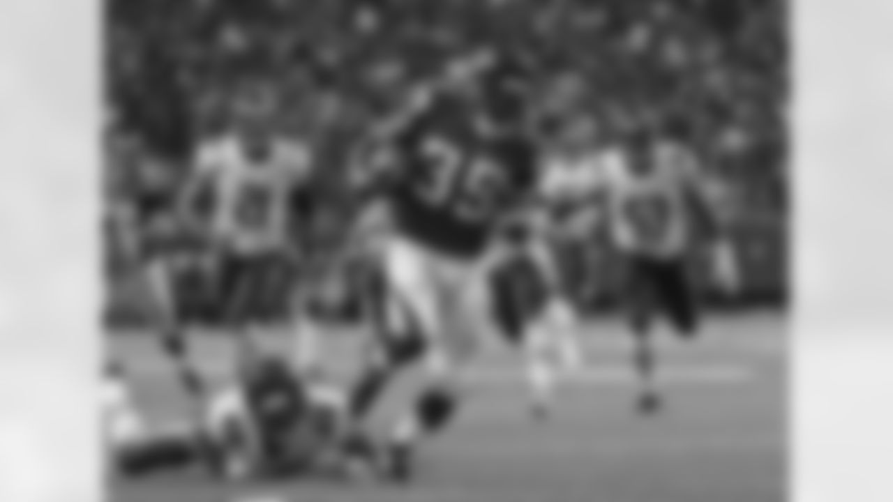 Antone Smith runs past the Bears defense for a 41-yard touchdown in the third quarter against Chicago in the Georgia Dome