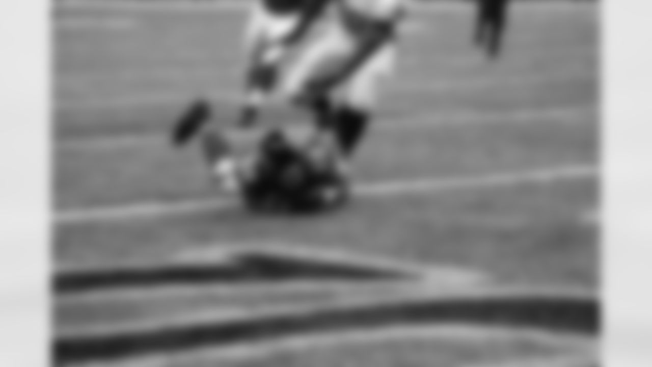 TE Tony Gonzalez goes into the end zone