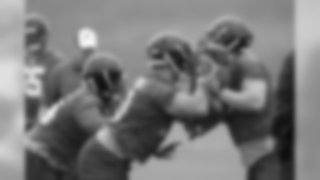 OL Brandon Heath, OL William Wright, T Jake Matthews and OL Dallas Lee work on offensive drills