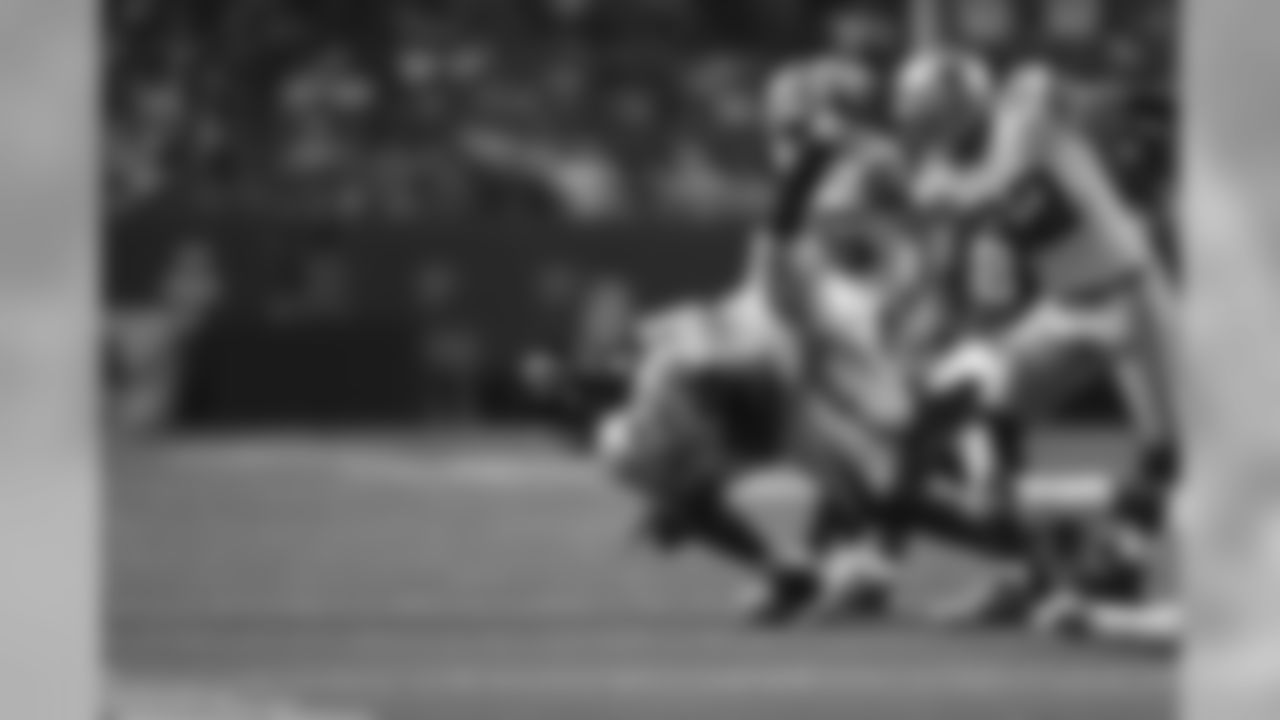 DE Kroy Biermann tackles Cowboys RB Lance Dunbar