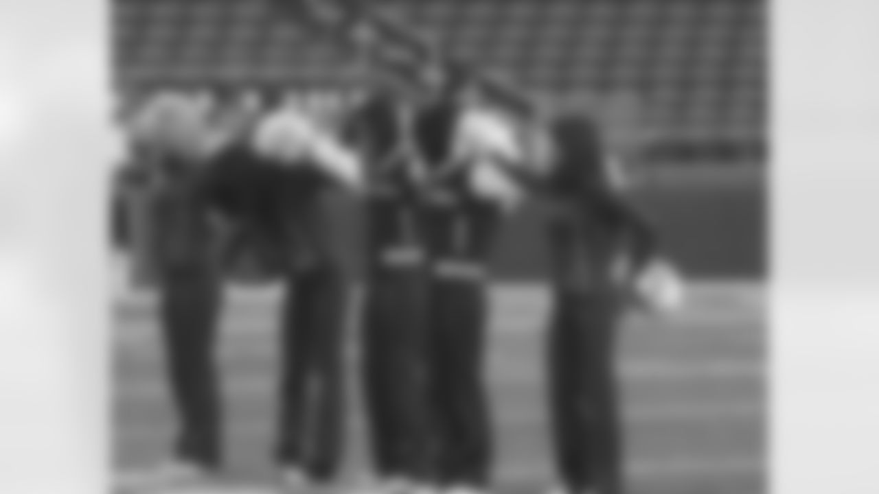 Seahawks cheerleaders practice routines before the game // Falcons at Seahawks // 12/19/10 - Quest Field