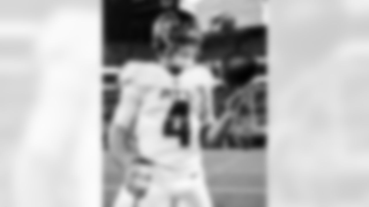 Atlanta Falcons quarterback Desmond Ridder #4 warms up before facing the Carolina Panthers at Bank of America Stadium in Charlotte, North Carolina on Thursday, November 10, 2022. (Photo by Cooper Neill/Atlanta Falcons)