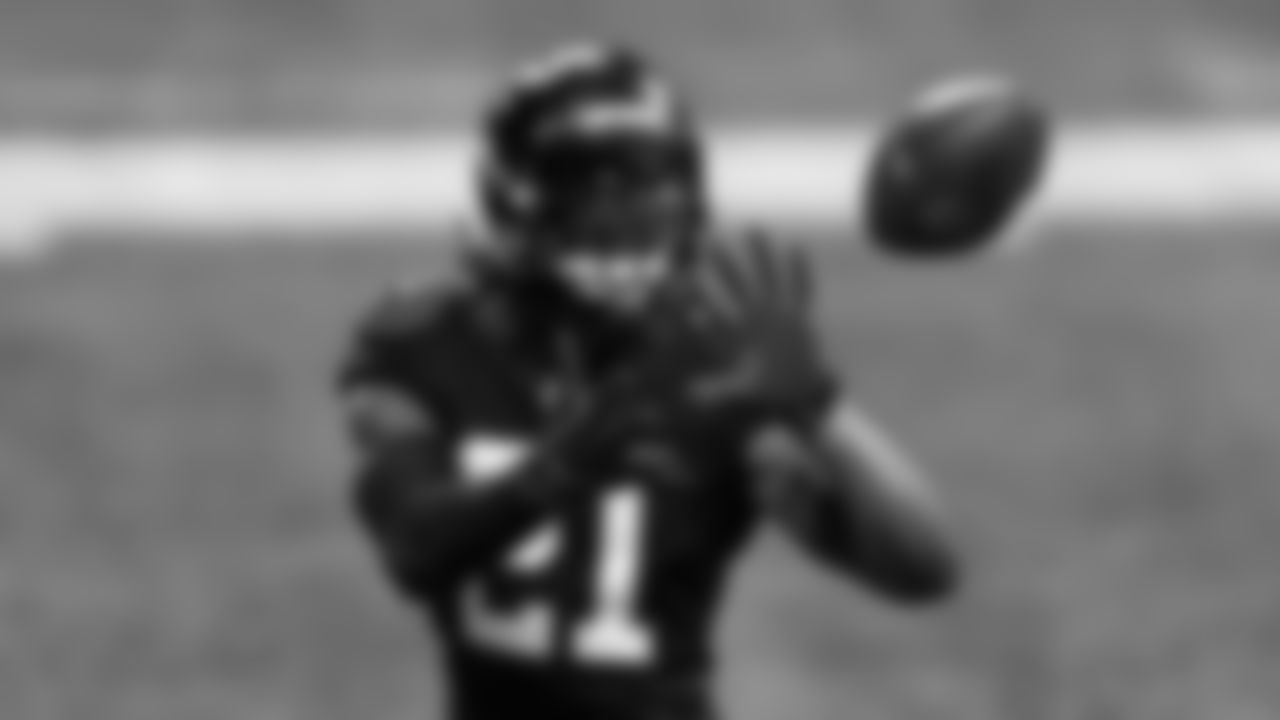 Atlanta Falcons running back Todd Gurley #21 warms up before the game against the New Orleans Saints on December 6, 2020.