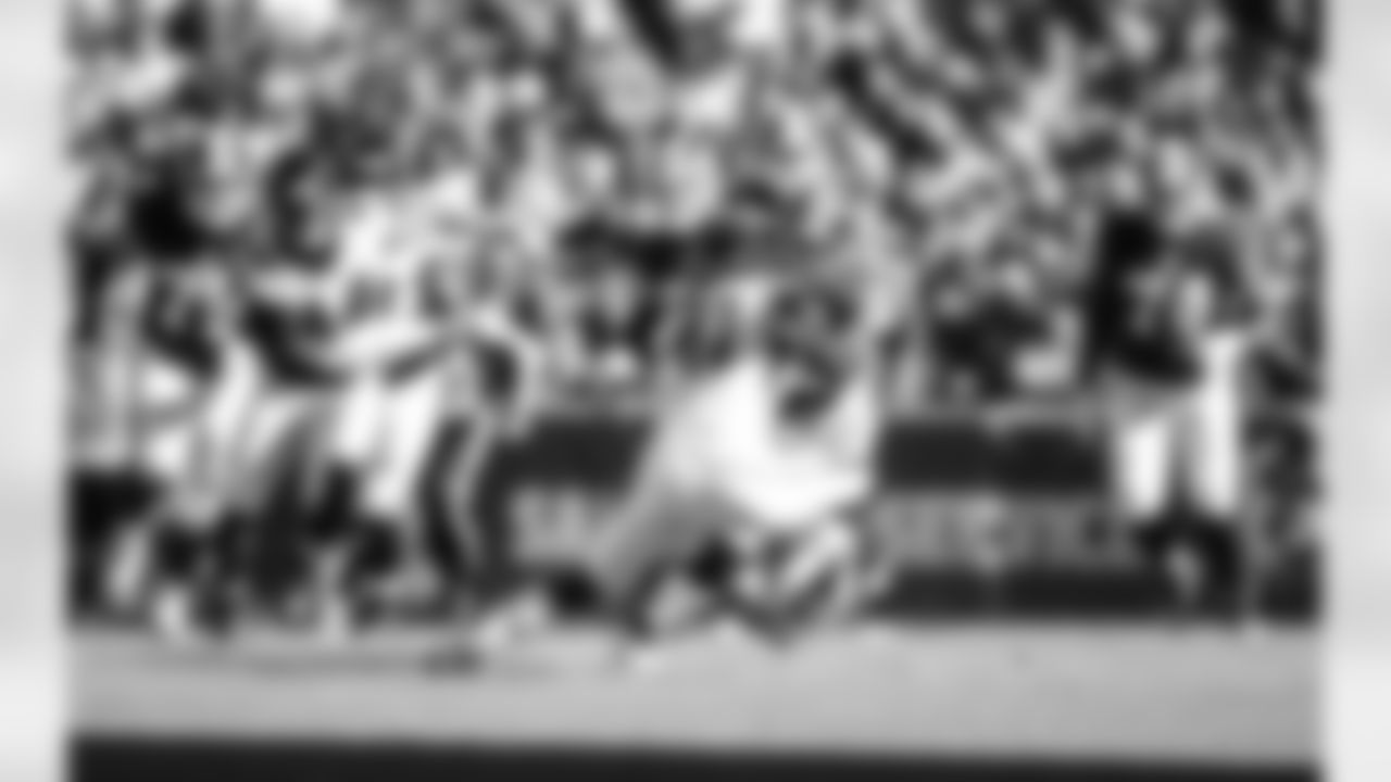 S Sharrod Neasman
Atlanta Falcons / Carmen Mandato