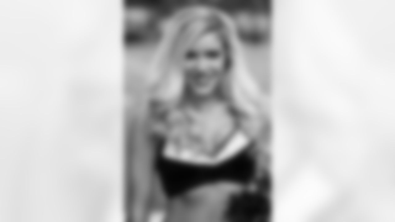Atlanta Falcons Cheerleaders // Falcons vs Saints // 12/27/10 – Georgia Dome