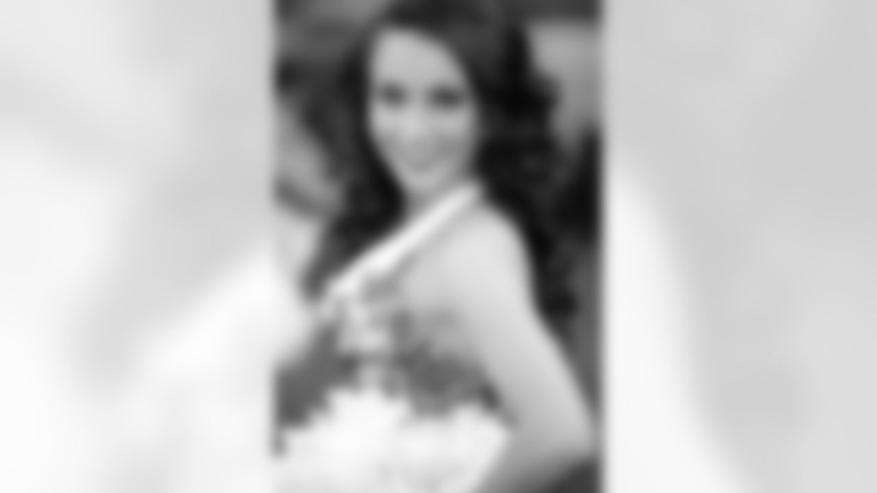 Atlanta Falcons Cheerleader Natalie S.