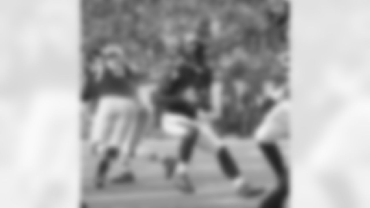RB Jason Snelling gets the Falcons on the board with a touchdown
