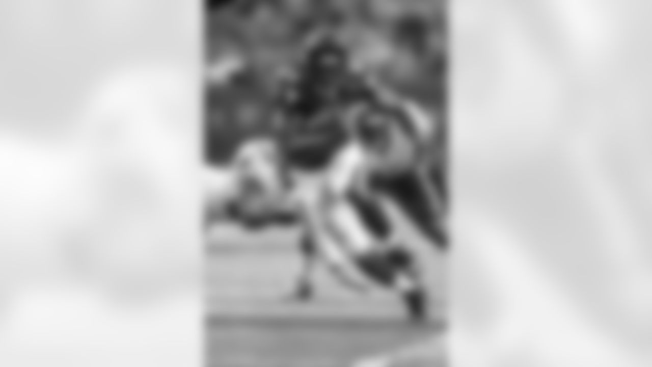 RB Jason Snelling makes a move as he's surrounded by Tampa Bay defenders