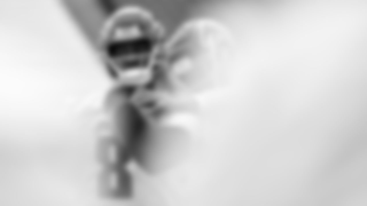 Atlanta Falcons tight end Kyle Pitts #8 runs drills during practice at the University of Washington in Seattle, WA, on Thursday, September 22, 2022. (Photo by Brandon Magnus/Atlanta Falcons)