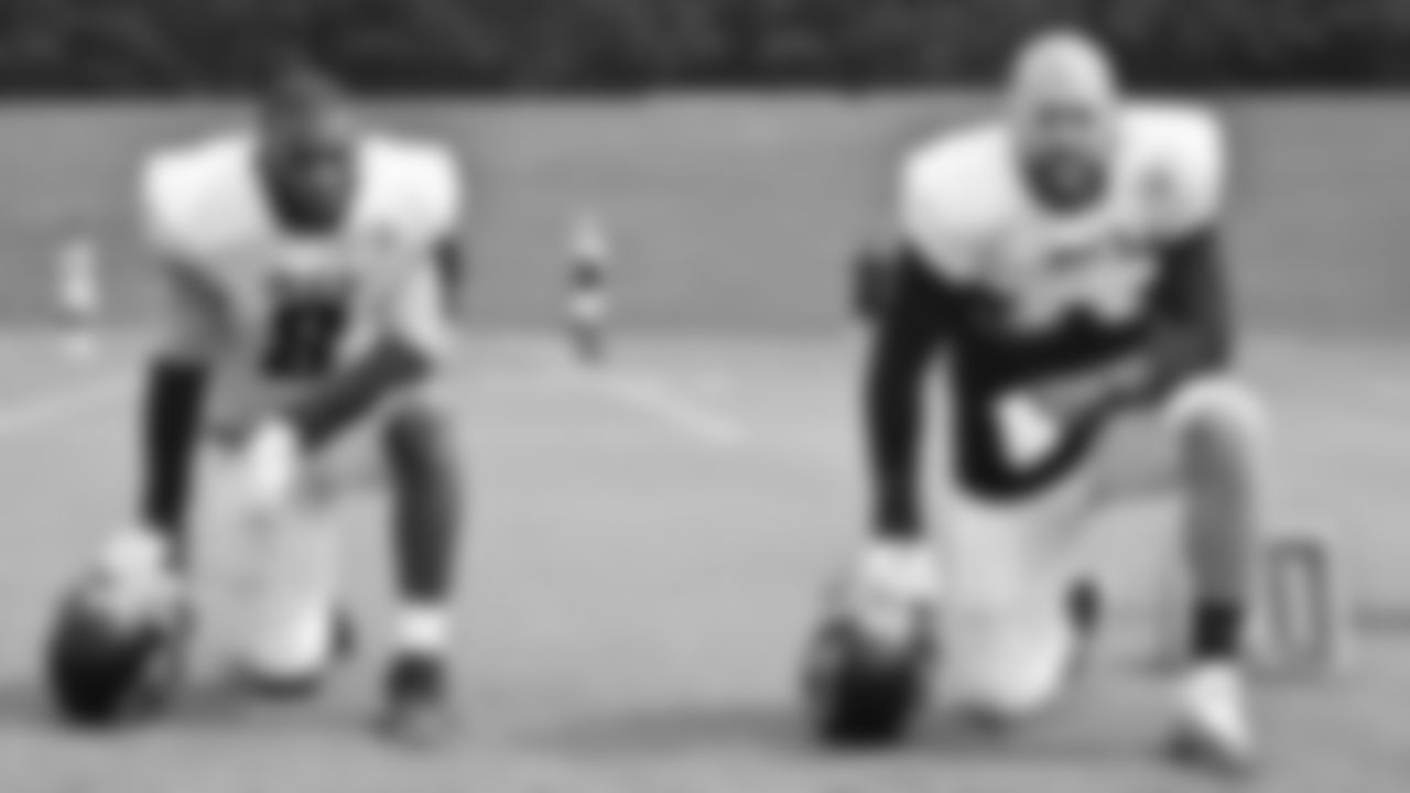 Atlanta Falcons tight end Kyle Pitts #8 and Atlanta Falcons tight end Lee Smith #85 during team practice at Atlanta Falcons Headquarters in Flowery Branch, Georgia, on Friday September 22, 2021. (Photo by Brandon Magnus/Atlanta Falcons)