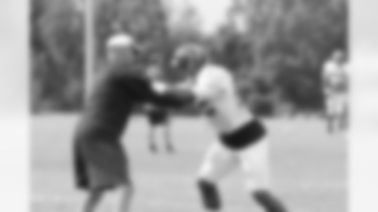 LB Akeem Dent works with linebackers coach Glenn Pires