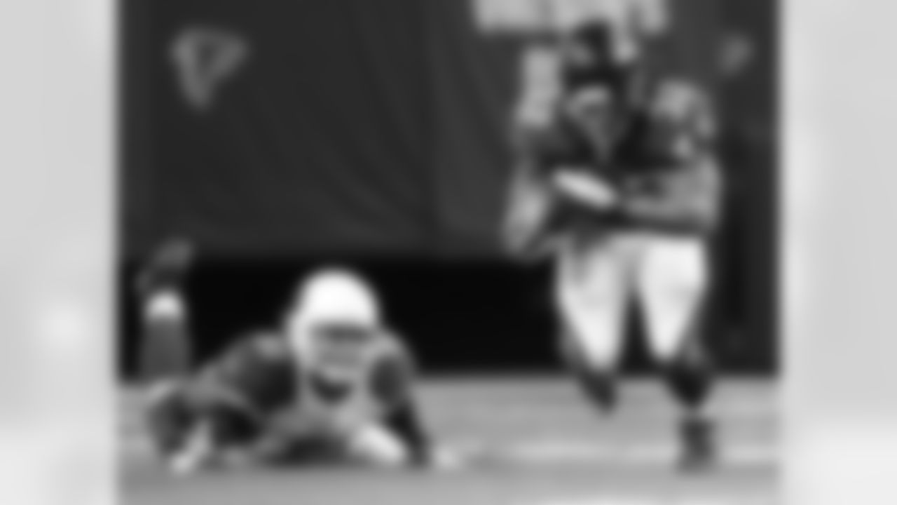 RB Jacquizz Rodgers gets by Cardinals ILB Kevin Minter