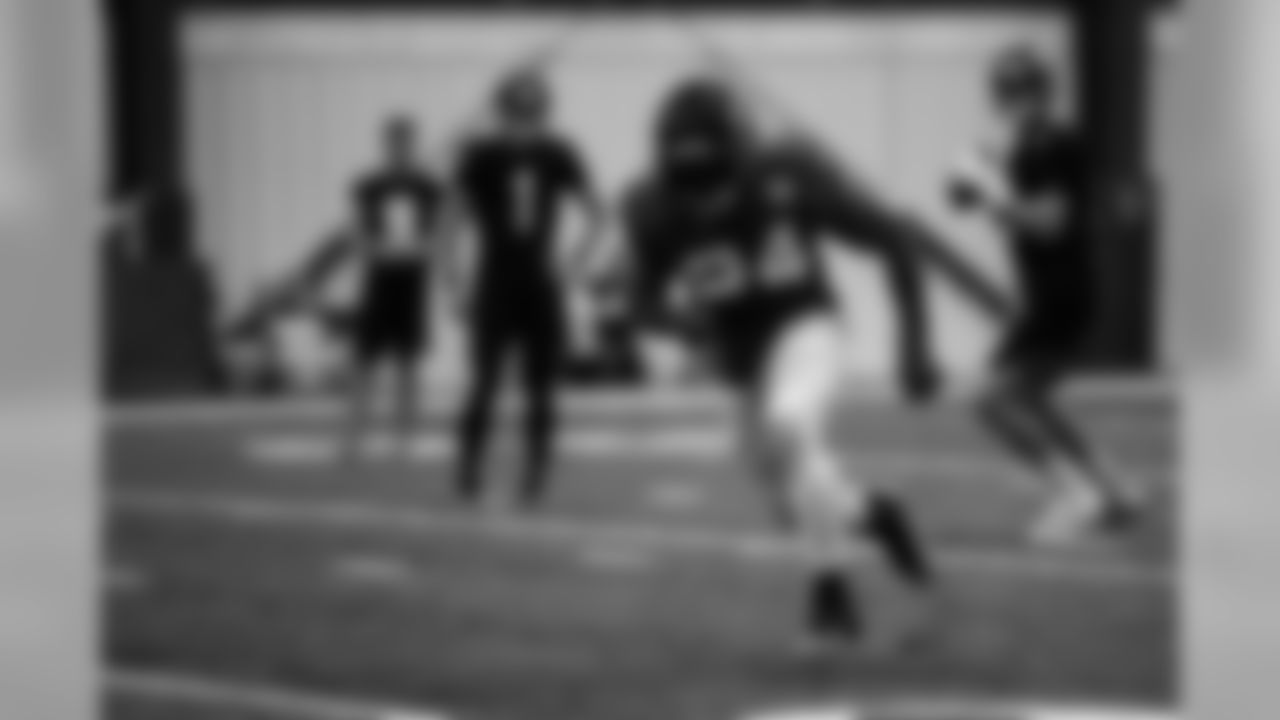Atlanta Falcons running back Devonta Freeman #24 runs a drill during practice. (Photo by Kara Durrette/Atlanta Falcons).