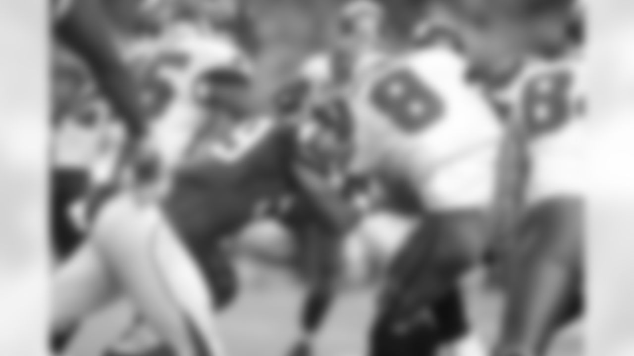 LB Joplo Bartu gets his hands on Buccaneers QB Mike Glennon