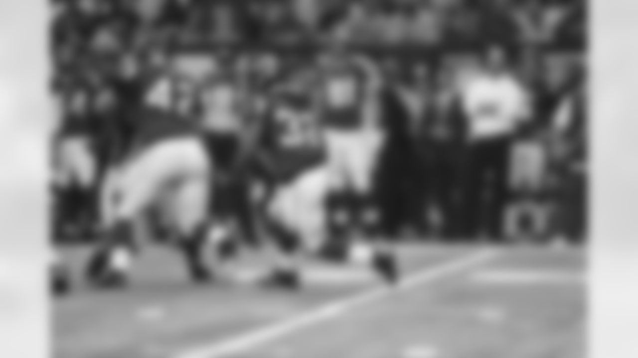 RB Jacquizz Rodgers gets the ball out of the backfield