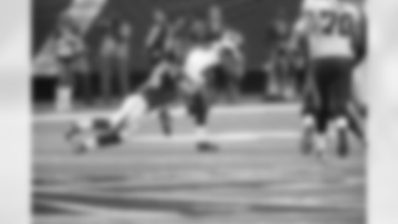 LB Paul Worrilow commits to tackle Buccaneers RB Mike James