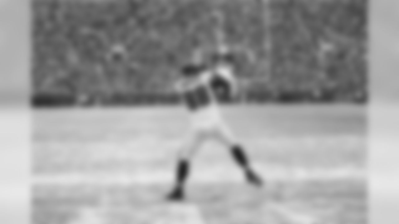 TE Tony Gonzalez makes a catch in the end zone