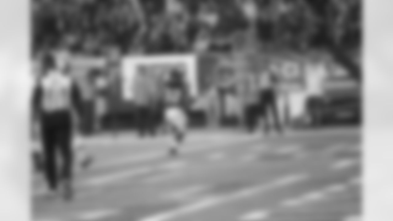 RB Jacquizz Rodgers crosses the goal line