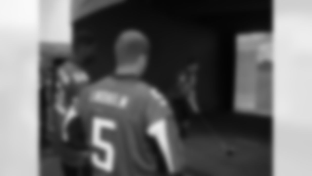 Rookies Garrett Lindholm and Sean Weatherspoon look on as teammate Ryan Wol