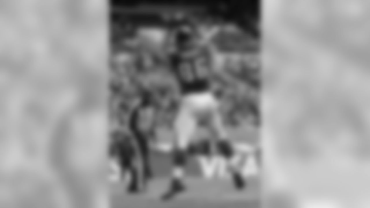 TE Bear Pascoe scores a touchdown