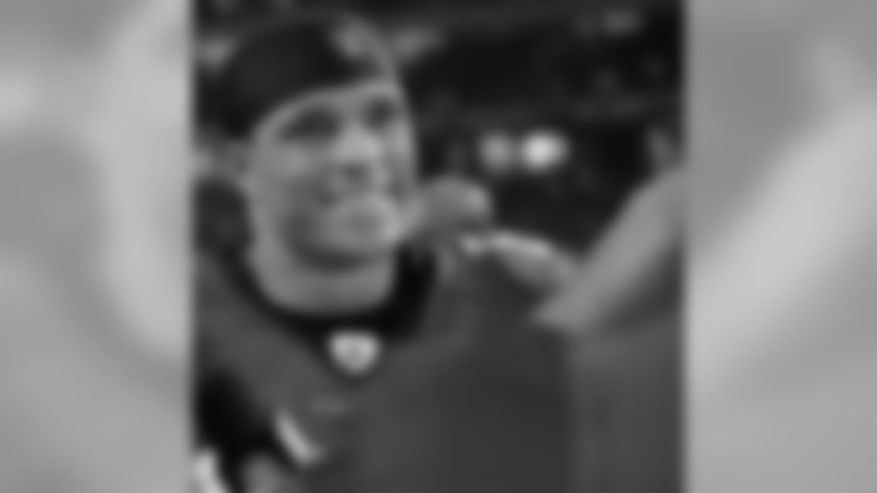 Tony-Gonzalez-2011-013